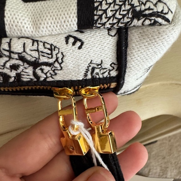 Christian Dior Canvas Embroidered Logo Bag w / tags - Picture 6 of 8